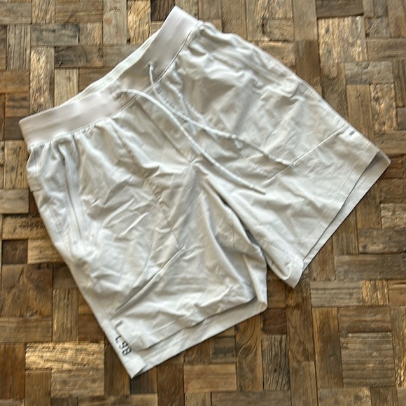 Lululemon Men’s License To Train Lined 7” Shorts Silver Cloud Size Small - Picture 1 of 16
